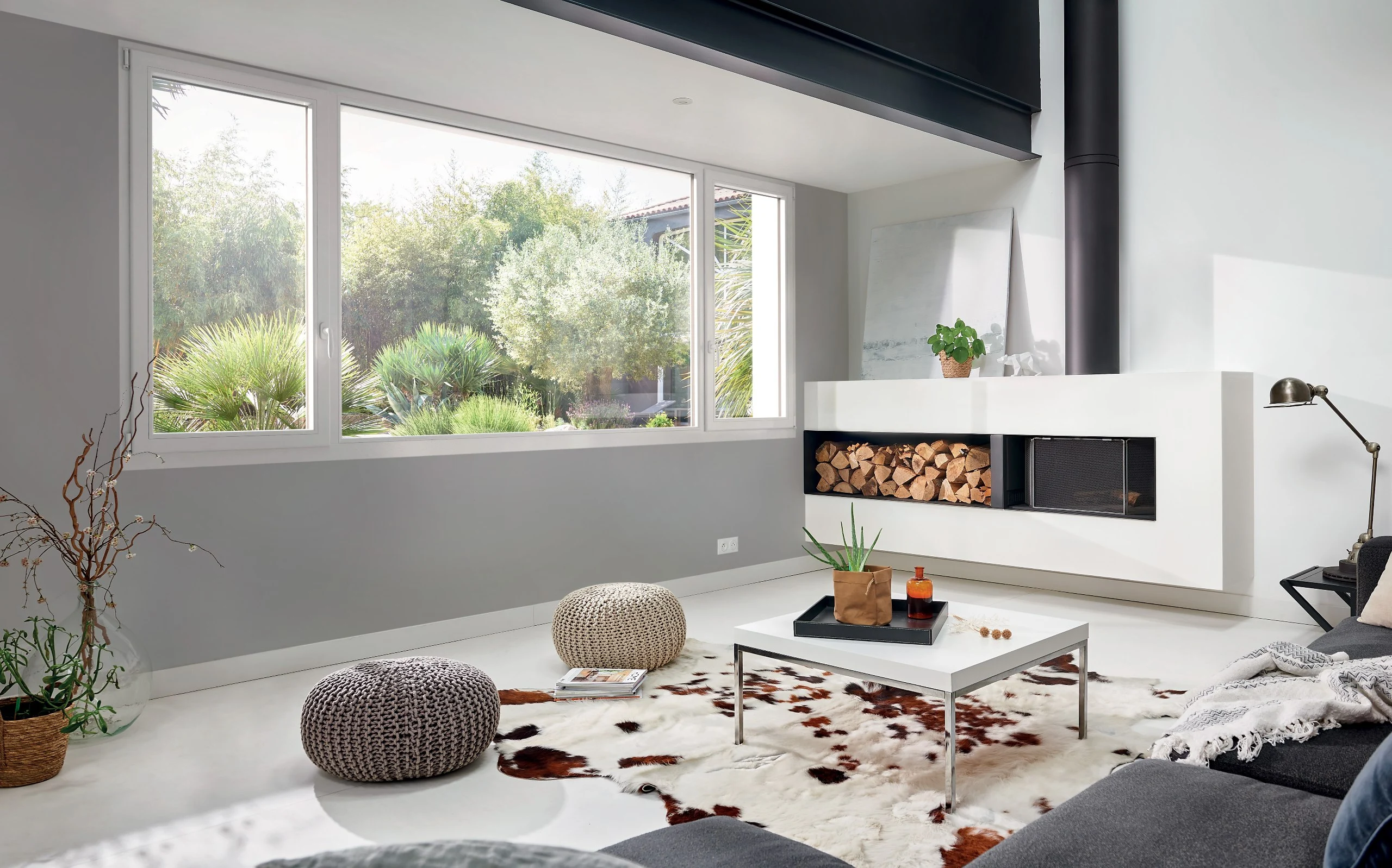 belle maison avec des fenêtres en PVC blanc