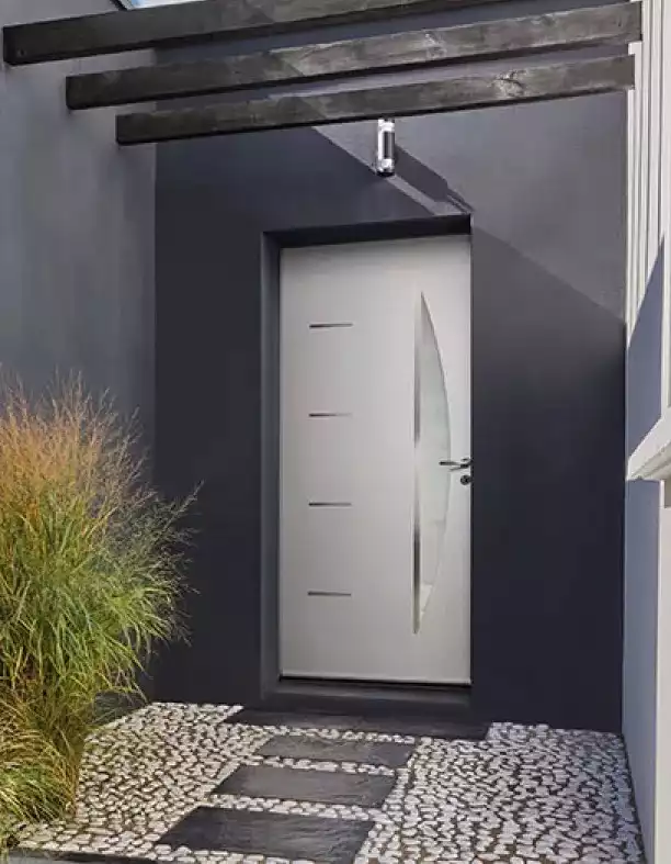 Porte d'entrée en acier blanc vitrée sur le facade noir. Design moderne et épuré