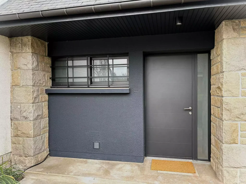 Porte d’entrée aluminium noire modèle Canopée installée à Pacé par Artimob Menuiserie, spécialiste en menuiserie aluminium.