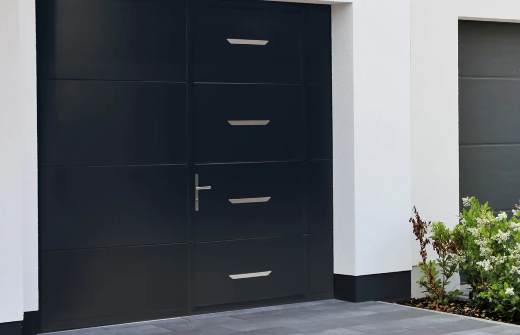 Porte de garage sectionnelle noir aluminium avec une portillon intégrée