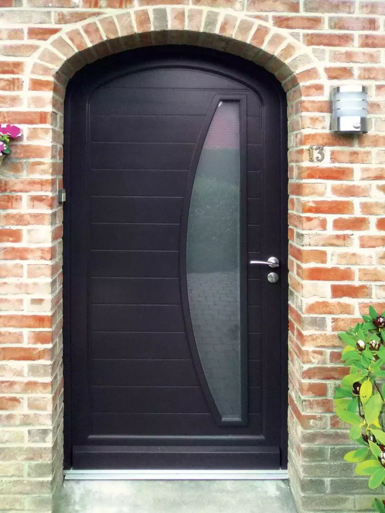 Porte d'entrée cintrée en bois avec une vitre style contemporaine