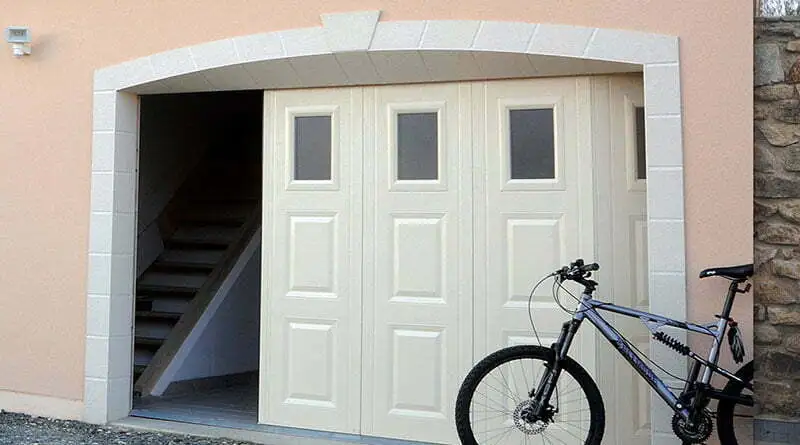porte de garage laterale avec portillon et hublots
